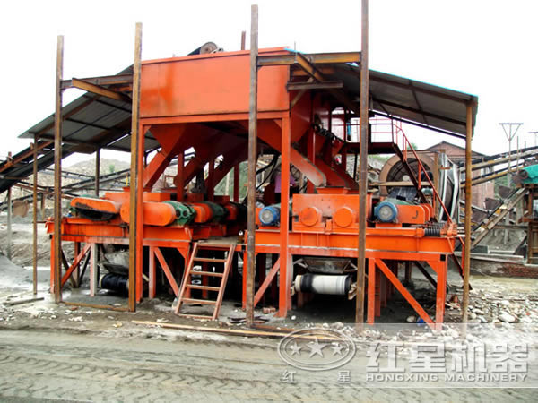 對輥式破碎機現場工作圖