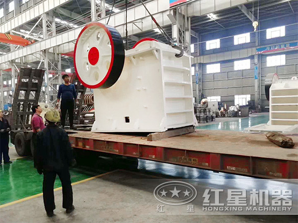 鐵礦石顎式破碎機發貨現場