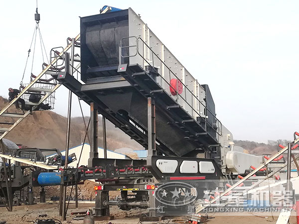 礦山企業移動打石子機工作現場