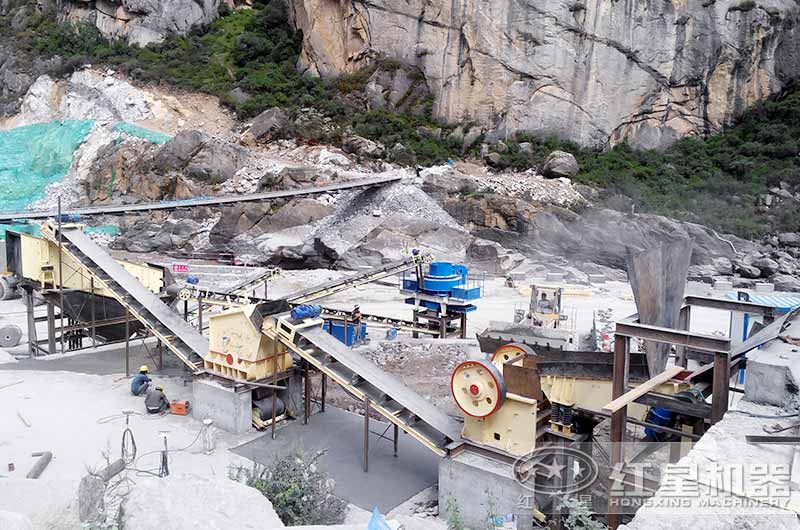 大石塊加工成石子和砂石客戶現場