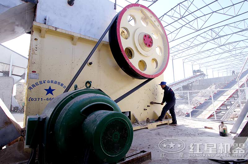 大型鄂式石子破碎機現場作業圖