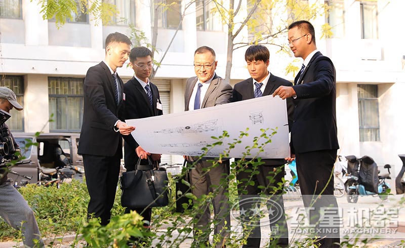 紅星技術人員為客戶定制方案
