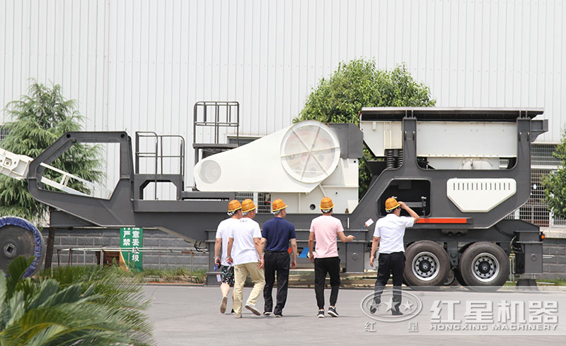 用戶在紅星機器廠區參觀車載流動磨沙機