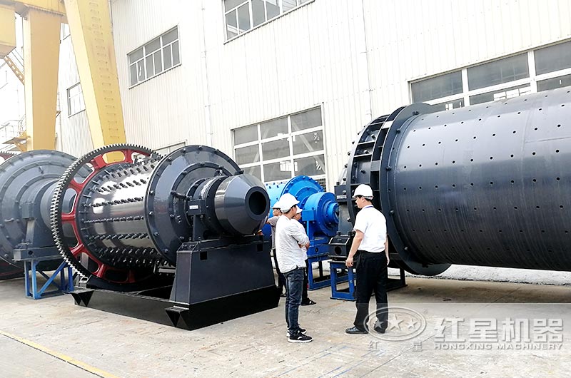 用戶到廠考察小型球磨機(jī)