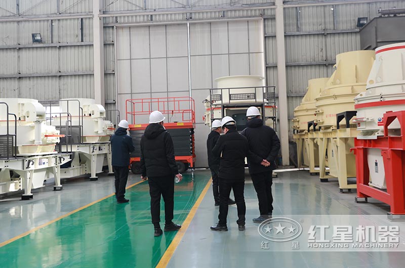 客戶參觀紅星機器小型制砂機車間