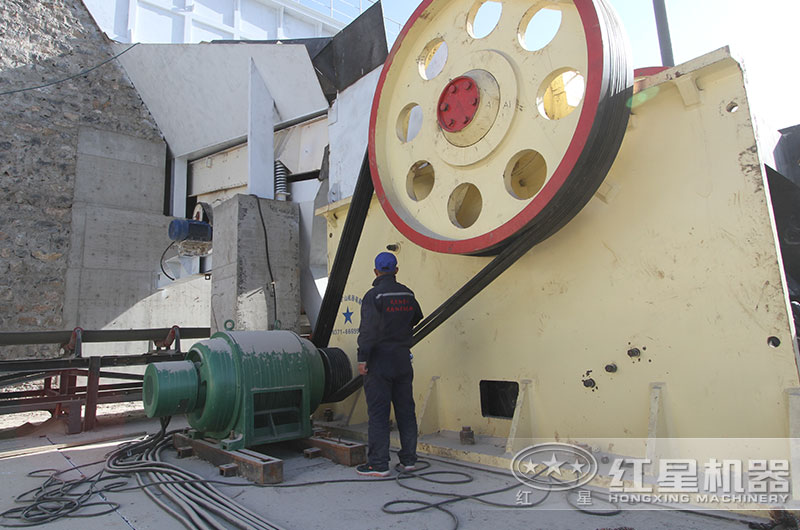 顎式破碎機生產現場