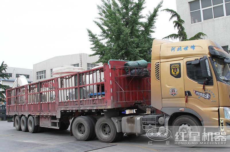 超細粉磨機裝車完畢、準備發貨