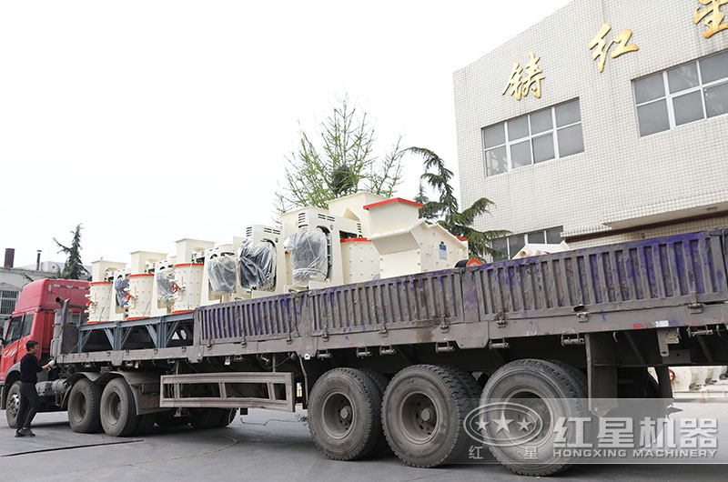 多臺立軸制砂機設備裝車發貨